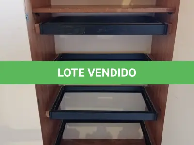 LOTE 411 - 01 ARMÁRIO EM MADEIRA 02 PORTAS. (NO ESTADO, LEILÃO NÃO TEM GARANTIA E NEM DEVOLUÇÃO, SUJEITO A POSSÍVEIS AVARIAS VISÍVEIS/OCULTAS E/OU AUSÊNCIA DE COMPONENTES).
