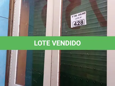 LOTE 428 - 01 ARMÁRIO CHAVEIRO EM MADEIRA C/ PORTAS DE VIDROS. (NO ESTADO, LEILÃO NÃO TEM GARANTIA E NEM DEVOLUÇÃO, SUJEITO A POSSÍVEIS AVARIAS VISÍVEIS/OCULTAS E/OU AUSÊNCIA DE COMPONENTES).