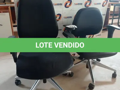 LOTE 477 - 02 CADEIRAS DE ESCRITÓRIO COM BASES GIRATÓRIAS CROMADAS (NO ESTADO, LEILÃO NÃO TEM GARANTIA E NEM DEVOLUÇÃO, SUJEITO A POSSÍVEIS AVARIAS VISÍVEIS/OCULTAS E/OU AUSÊNCIA DE COMPONENTES).