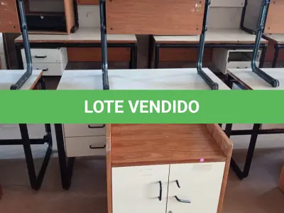 LOTE 448 - 02 MESAS COM ESTRUTURA EM FERRO FUNDIDO TAMPO EM MADEIRA E 01 ARMÁRIO EM MADEIRA COM 02 PORTAS. (NO ESTADO, LEILÃO NÃO TEM GARANTIA E NEM DEVOLUÇÃO, SUJEITO A POSSÍVEIS AVARIAS VISÍVEIS/OCULTAS E/OU AUSÊNCIA DE COMPONENTES).
