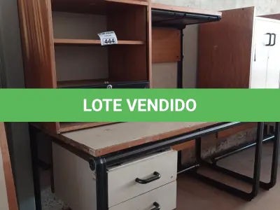 LOTE 444 - 02 MESAS COM ESTRUTURA EM FERRO FUNDIDO TAMPO EM MADEIRA SENDO 01 SEM GAVETAS E 01 ARMÁRIO EM MADEIRA COM PORTA DE ENROLAR. (NO ESTADO, LEILÃO NÃO TEM GARANTIA E NEM DEVOLUÇÃO, SUJEITO A POSSÍVEIS AVARIAS VISÍVEIS/OCULTAS E/OU AUSÊNCIA DE COMPONENTES).