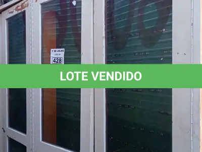 LOTE 428 - 01 ARMÁRIO CHAVEIRO EM MADEIRA C/ PORTAS DE VIDROS. (NO ESTADO, LEILÃO NÃO TEM GARANTIA E NEM DEVOLUÇÃO, SUJEITO A POSSÍVEIS AVARIAS VISÍVEIS/OCULTAS E/OU AUSÊNCIA DE COMPONENTES).