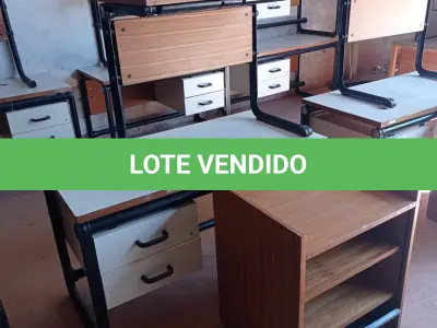 LOTE 459 - 02 MESAS COM ESTRUTURA EM FERRO FUNDIDO TAMPO DE MADEIRA SENDO 01 SEM GAVETAS E 01 ARMÁRIO EM MADEIRA COM PORTA DE ENROLAR. (NO ESTADO, LEILÃO NÃO TEM GARANTIA E NEM DEVOLUÇÃO, SUJEITO A POSSÍVEIS AVARIAS VISÍVEIS/OCULTAS E/OU AUSÊNCIA DE COMPONENTES).