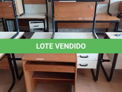 LOTE 456 - 02 MESAS COM ESTRUTURA EM FERRO FUNDIDO SENDO 01 SEM GAVETAS E 01 MESA PARA COMPUTADOR EM MADEIRA. (NO ESTADO, LEILÃO NÃO TEM GARANTIA E NEM DEVOLUÇÃO, SUJEITO A POSSÍVEIS AVARIAS VISÍVEIS/OCULTAS E/OU AUSÊNCIA DE COMPONENTES).