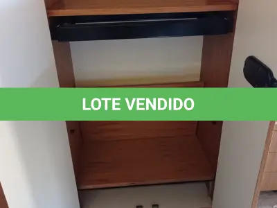 LOTE 407 - 01 ARMÁRIO EM MADEIRA 02 PORTAS. (NO ESTADO, LEILÃO NÃO TEM GARANTIA E NEM DEVOLUÇÃO, SUJEITO A POSSÍVEIS AVARIAS VISÍVEIS/OCULTAS E/OU AUSÊNCIA DE COMPONENTES).