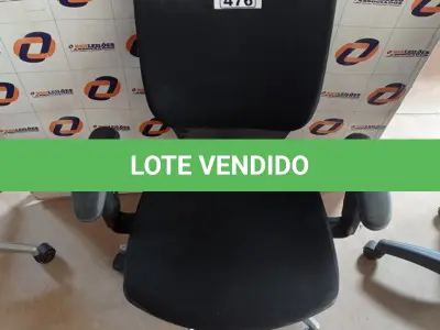 LOTE 476 - 01 CADEIRA DE ESCRITÓRIO COM BASE GIRATÓRIA CROMADA. (NO ESTADO, LEILÃO NÃO TEM GARANTIA E NEM DEVOLUÇÃO, SUJEITO A POSSÍVEIS AVARIAS VISÍVEIS/OCULTAS E/OU AUSÊNCIA DE COMPONENTES).