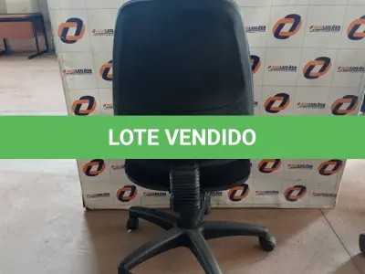 LOTE 481 - 01 CADEIRA DE ESCRITÓRIO COM BASE GIRATÓRIA. (NO ESTADO, LEILÃO NÃO TEM GARANTIA E NEM DEVOLUÇÃO, SUJEITO A POSSÍVEIS AVARIAS VISÍVEIS/OCULTAS E/OU AUSÊNCIA DE COMPONENTES).