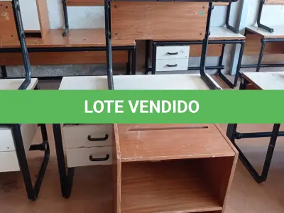 LOTE 457 - 02 MESAS COM ESTRUTURA EM FERRO FUNDIDO SENDO 01 SEM GAVETAS E 01 MESA EM MADEIRA. (NO ESTADO, LEILÃO NÃO TEM GARANTIA E NEM DEVOLUÇÃO, SUJEITO A POSSÍVEIS AVARIAS VISÍVEIS/OCULTAS E/OU AUSÊNCIA DE COMPONENTES).