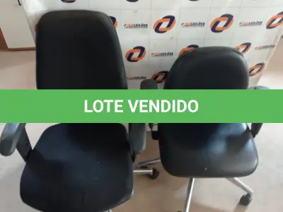 LOTE 477 - 02 CADEIRAS DE ESCRITÓRIO COM BASES GIRATÓRIAS CROMADAS (NO ESTADO, LEILÃO NÃO TEM GARANTIA E NEM DEVOLUÇÃO, SUJEITO A POSSÍVEIS AVARIAS VISÍVEIS/OCULTAS E/OU AUSÊNCIA DE COMPONENTES).