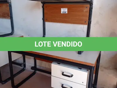 LOTE 434 - 02 MESAS COM ESTRUTURA EM FERRO FUNDIDO TAMPO EM MADEIRA SENDO 01 SEM GAVETAS E 01 MESINHA EM MADEIRA. (NO ESTADO, LEILÃO NÃO TEM GARANTIA E NEM DEVOLUÇÃO, SUJEITO A POSSÍVEIS AVARIAS VISÍVEIS/OCULTAS E/OU AUSÊNCIA DE COMPONENTES).