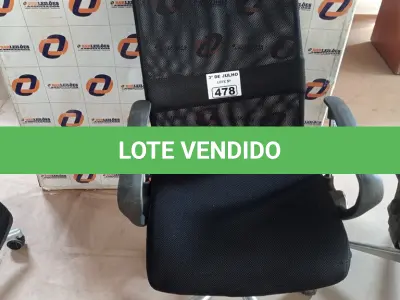 LOTE 478 - 01 CADEIRA DE ESCRITÓRIO COM BASE GIRATÓRIA CROMADA. (NO ESTADO, LEILÃO NÃO TEM GARANTIA E NEM DEVOLUÇÃO, SUJEITO A POSSÍVEIS AVARIAS VISÍVEIS/OCULTAS E/OU AUSÊNCIA DE COMPONENTES).