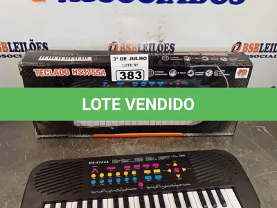 LOTE 383 - 02 TECLADOS DE BRINQUEDO. (NO ESTADO, LEILÃO NÃO TEM GARANTIA E NEM DEVOLUÇÃO, SUJEITO A POSSÍVEIS AVARIAS VISÍVEIS/OCULTAS E/OU AUSÊNCIA DE COMPONENTES).