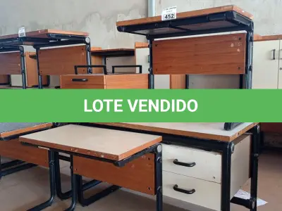LOTE 452 - 03 MESAS COM ESTRUTURA EM FERRO FUNDIDO TAMPO EM MADEIRA SENDO 02 SEM GAVETAS E 01 GAVETEIRO COM 03 GAVETAS. (NO ESTADO, LEILÃO NÃO TEM GARANTIA E NEM DEVOLUÇÃO, SUJEITO A POSSÍVEIS AVARIAS VISÍVEIS/OCULTAS E/OU AUSÊNCIA DE COMPONENTES).