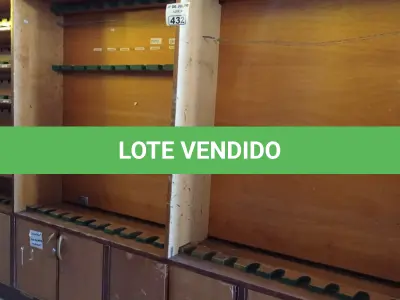 LOTE 432 - 01 ESTANTE PORTA OBJETOS EM MADEIRA. (NO ESTADO, LEILÃO NÃO TEM GARANTIA E NEM DEVOLUÇÃO, SUJEITO A POSSÍVEIS AVARIAS VISÍVEIS/OCULTAS E/OU AUSÊNCIA DE COMPONENTES).