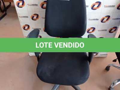 LOTE 468 - 01 CADEIRA DE ESCRITÓRIO COM BASE GIRATÓRIA. (NO ESTADO, LEILÃO NÃO TEM GARANTIA E NEM DEVOLUÇÃO, SUJEITO A POSSÍVEIS AVARIAS VISÍVEIS/OCULTAS E/OU AUSÊNCIA DE COMPONENTES).