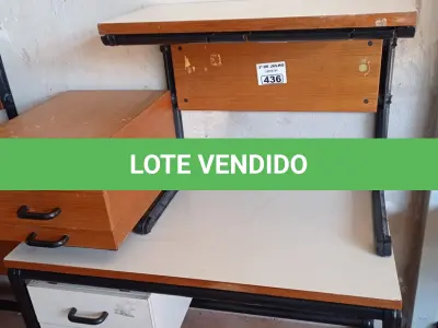 LOTE 436 - 02 MESAS COM ESTRUTURA EM FERRO FUNDIDO TAMPO EM MADEIRA SENDO 01 SEM GAVETAS E 01 GAVETEIRO COM 03 GAVETAS. (NO ESTADO, LEILÃO NÃO TEM GARANTIA E NEM DEVOLUÇÃO, SUJEITO A POSSÍVEIS AVARIAS VISÍVEIS/OCULTAS E/OU AUSÊNCIA DE COMPONENTES).