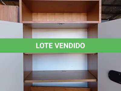 LOTE 413 - 01 ARMÁRIO EM MADEIRA 02 PORTAS. (NO ESTADO, LEILÃO NÃO TEM GARANTIA E NEM DEVOLUÇÃO, SUJEITO A POSSÍVEIS AVARIAS VISÍVEIS/OCULTAS E/OU AUSÊNCIA DE COMPONENTES).