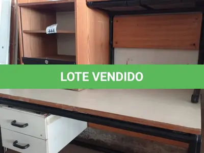 LOTE 444 - 02 MESAS COM ESTRUTURA EM FERRO FUNDIDO TAMPO EM MADEIRA SENDO 01 SEM GAVETAS E 01 ARMÁRIO EM MADEIRA COM PORTA DE ENROLAR. (NO ESTADO, LEILÃO NÃO TEM GARANTIA E NEM DEVOLUÇÃO, SUJEITO A POSSÍVEIS AVARIAS VISÍVEIS/OCULTAS E/OU AUSÊNCIA DE COMPONENTES).