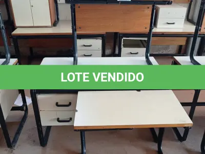 LOTE 453 - 03 MESAS COM ESTRUTURA EM FERRO FUNDIDO TAMPO EM MADEIRA SENDO 02 SEM GAVETAS. (NO ESTADO, LEILÃO NÃO TEM GARANTIA E NEM DEVOLUÇÃO, SUJEITO A POSSÍVEIS AVARIAS VISÍVEIS/OCULTAS E/OU AUSÊNCIA DE COMPONENTES).