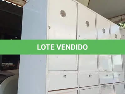 LOTE 427 - 01 ARMÁRIO ROUPEIRO EM MADEIRA C/08 PORTAS. (NO ESTADO, LEILÃO NÃO TEM GARANTIA E NEM DEVOLUÇÃO, SUJEITO A POSSÍVEIS AVARIAS VISÍVEIS/OCULTAS E/OU AUSÊNCIA DE COMPONENTES).