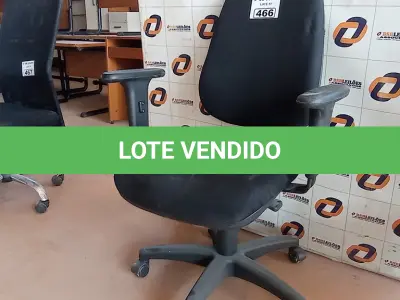LOTE 466 - 01 CADEIRA DE ESCRITÓRIO COM BASE GIRATÓRIA. (NO ESTADO, LEILÃO NÃO TEM GARANTIA E NEM DEVOLUÇÃO, SUJEITO A POSSÍVEIS AVARIAS VISÍVEIS/OCULTAS E/OU AUSÊNCIA DE COMPONENTES).