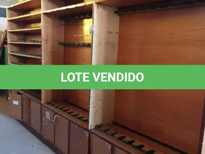 LOTE 432 - 01 ESTANTE PORTA OBJETOS EM MADEIRA. (NO ESTADO, LEILÃO NÃO TEM GARANTIA E NEM DEVOLUÇÃO, SUJEITO A POSSÍVEIS AVARIAS VISÍVEIS/OCULTAS E/OU AUSÊNCIA DE COMPONENTES).