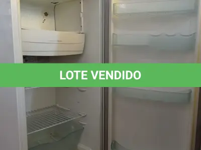 LOTE 171 - 01 GELADEIRA MARCA ELECTROLUX 220V. (NO ESTADO, LEILÃO NÃO TEM GARANTIA E NEM DEVOLUÇÃO, SUJEITO A POSSÍVEIS AVARIAS VISÍVEIS/OCULTAS E/OU AUSÊNCIA DE COMPONENTES).