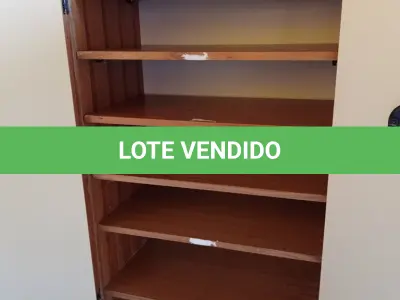 LOTE 409 - 01 ARMÁRIO EM MADEIRA 02 PORTAS. (NO ESTADO, LEILÃO NÃO TEM GARANTIA E NEM DEVOLUÇÃO, SUJEITO A POSSÍVEIS AVARIAS VISÍVEIS/OCULTAS E/OU AUSÊNCIA DE COMPONENTES).