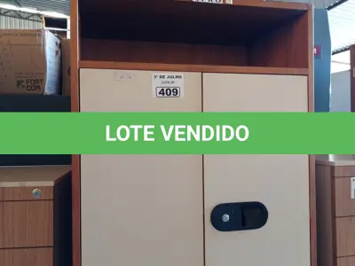 LOTE 409 - 01 ARMÁRIO EM MADEIRA 02 PORTAS. (NO ESTADO, LEILÃO NÃO TEM GARANTIA E NEM DEVOLUÇÃO, SUJEITO A POSSÍVEIS AVARIAS VISÍVEIS/OCULTAS E/OU AUSÊNCIA DE COMPONENTES).