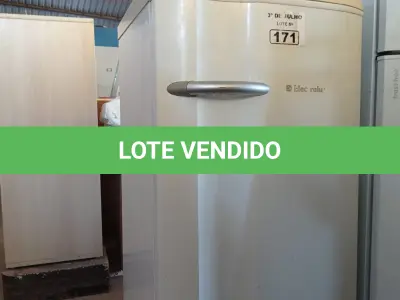 LOTE 171 - 01 GELADEIRA MARCA ELECTROLUX 220V. (NO ESTADO, LEILÃO NÃO TEM GARANTIA E NEM DEVOLUÇÃO, SUJEITO A POSSÍVEIS AVARIAS VISÍVEIS/OCULTAS E/OU AUSÊNCIA DE COMPONENTES).
