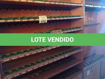 LOTE 432 - 01 ESTANTE PORTA OBJETOS EM MADEIRA. (NO ESTADO, LEILÃO NÃO TEM GARANTIA E NEM DEVOLUÇÃO, SUJEITO A POSSÍVEIS AVARIAS VISÍVEIS/OCULTAS E/OU AUSÊNCIA DE COMPONENTES).