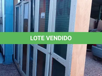 LOTE 428 - 01 ARMÁRIO CHAVEIRO EM MADEIRA C/ PORTAS DE VIDROS. (NO ESTADO, LEILÃO NÃO TEM GARANTIA E NEM DEVOLUÇÃO, SUJEITO A POSSÍVEIS AVARIAS VISÍVEIS/OCULTAS E/OU AUSÊNCIA DE COMPONENTES).