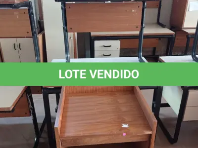 LOTE 447 - 02 MESAS COM ESTRUTURA EM FERRO FUNDIDO TAMPO DE MADEIRA E 01 ARMÁRIO EM MADEIRA COM PORTA DE ENROLAR. (NO ESTADO, LEILÃO NÃO TEM GARANTIA E NEM DEVOLUÇÃO, SUJEITO A POSSÍVEIS AVARIAS VISÍVEIS/OCULTAS E/OU AUSÊNCIA DE COMPONENTES).