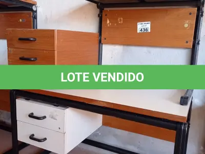 LOTE 436 - 02 MESAS COM ESTRUTURA EM FERRO FUNDIDO TAMPO EM MADEIRA SENDO 01 SEM GAVETAS E 01 GAVETEIRO COM 03 GAVETAS. (NO ESTADO, LEILÃO NÃO TEM GARANTIA E NEM DEVOLUÇÃO, SUJEITO A POSSÍVEIS AVARIAS VISÍVEIS/OCULTAS E/OU AUSÊNCIA DE COMPONENTES).