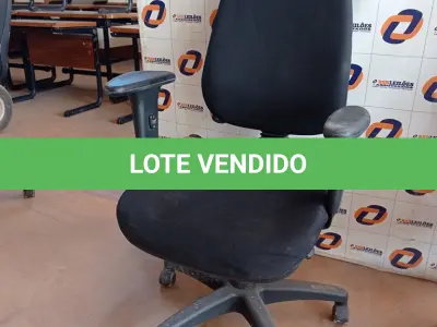 LOTE 468 - 01 CADEIRA DE ESCRITÓRIO COM BASE GIRATÓRIA. (NO ESTADO, LEILÃO NÃO TEM GARANTIA E NEM DEVOLUÇÃO, SUJEITO A POSSÍVEIS AVARIAS VISÍVEIS/OCULTAS E/OU AUSÊNCIA DE COMPONENTES).