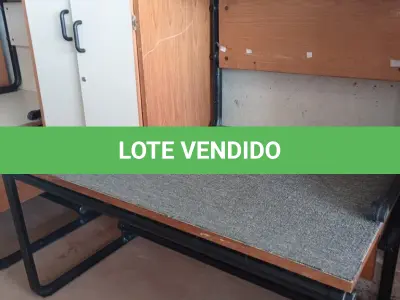 LOTE 441 - 02 MESAS COM ESTRUTURA EM FERRO FUNDIDO TAMPO EM MADEIRA E 01 ARMÁRIO EM MADEIRA COM 02 PORTAS. (NO ESTADO, LEILÃO NÃO TEM GARANTIA E NEM DEVOLUÇÃO, SUJEITO A POSSÍVEIS AVARIAS VISÍVEIS/OCULTAS E/OU AUSÊNCIA DE COMPONENTES).