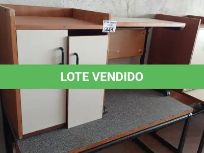 LOTE 441 - 02 MESAS COM ESTRUTURA EM FERRO FUNDIDO TAMPO EM MADEIRA E 01 ARMÁRIO EM MADEIRA COM 02 PORTAS. (NO ESTADO, LEILÃO NÃO TEM GARANTIA E NEM DEVOLUÇÃO, SUJEITO A POSSÍVEIS AVARIAS VISÍVEIS/OCULTAS E/OU AUSÊNCIA DE COMPONENTES).