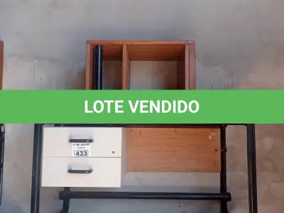 LOTE 433 - 02 MESAS COM ESTRUTURA EM FERRO FUNDIDO TAMPO DE MADEIRA COM 02 GAVETAS E 01 MESINHA EM MADEIRA. (NO ESTADO, LEILÃO NÃO TEM GARANTIA E NEM DEVOLUÇÃO, SUJEITO A POSSÍVEIS AVARIAS VISÍVEIS/OCULTAS E/OU AUSÊNCIA DE COMPONENTES).