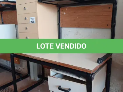 LOTE 438 - 02 MESAS COM ESTRUTURA EM FERRO FUNDIDO TAMPO EM MADEIRA SENDO 01 SEM GAVETAS E 01 GAVETEIRO COM 04 GAVETAS. (NO ESTADO, LEILÃO NÃO TEM GARANTIA E NEM DEVOLUÇÃO, SUJEITO A POSSÍVEIS AVARIAS VISÍVEIS/OCULTAS E/OU AUSÊNCIA DE COMPONENTES).