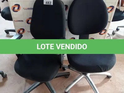 LOTE 482 - 02 CADEIRAS DE ESCRITÓRIO COM BASE GIRATÓRIA. (NO ESTADO, LEILÃO NÃO TEM GARANTIA E NEM DEVOLUÇÃO, SUJEITO A POSSÍVEIS AVARIAS VISÍVEIS/OCULTAS E/OU AUSÊNCIA DE COMPONENTES).