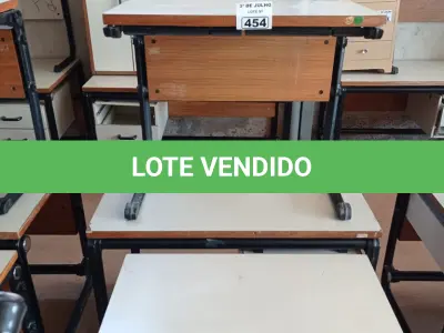 LOTE 454 - 03 MESAS COM ESTRUTURA EM FERRO FUNDIDO TAMPO EM MADEIRA SENDO 02 SEM GAVETAS. (NO ESTADO, LEILÃO NÃO TEM GARANTIA E NEM DEVOLUÇÃO, SUJEITO A POSSÍVEIS AVARIAS VISÍVEIS/OCULTAS E/OU AUSÊNCIA DE COMPONENTES).