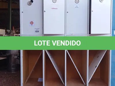 LOTE 424 - 01 ARMÁRIO ROUPEIRO EM MADEIRA C/08 PORTAS INCOMPLETOS. (NO ESTADO, LEILÃO NÃO TEM GARANTIA E NEM DEVOLUÇÃO, SUJEITO A POSSÍVEIS AVARIAS VISÍVEIS/OCULTAS E/OU AUSÊNCIA DE COMPONENTES).