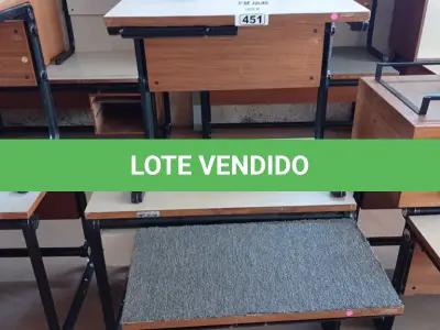 LOTE 451 - 03 MESAS COM ESTRUTURA EM FERRO FUNDIDO E TAMPO DE MADEIRA. (NO ESTADO, LEILÃO NÃO TEM GARANTIA E NEM DEVOLUÇÃO, SUJEITO A POSSÍVEIS AVARIAS VISÍVEIS/OCULTAS E/OU AUSÊNCIA DE COMPONENTES).