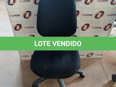 LOTE 481 - 01 CADEIRA DE ESCRITÓRIO COM BASE GIRATÓRIA. (NO ESTADO, LEILÃO NÃO TEM GARANTIA E NEM DEVOLUÇÃO, SUJEITO A POSSÍVEIS AVARIAS VISÍVEIS/OCULTAS E/OU AUSÊNCIA DE COMPONENTES).