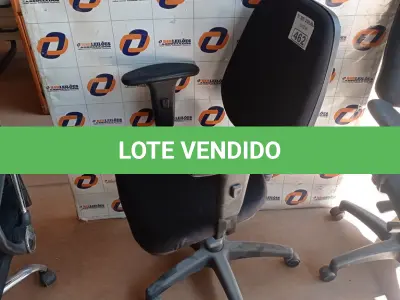 LOTE 462 - 01 CADEIRA DE ESCRITÓRIO COM BASE GIRATÓRIA. (NO ESTADO, LEILÃO NÃO TEM GARANTIA E NEM DEVOLUÇÃO, SUJEITO A POSSÍVEIS AVARIAS VISÍVEIS/OCULTAS E/OU AUSÊNCIA DE COMPONENTES).