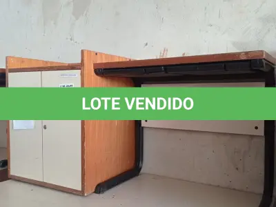 LOTE 443 - 02 MESAS COM ESTRUTURA EM FERRO FUNDIDO TAMPO EM MADEIRA E 01 ARMÁRIO EM MADEIRA COM 02 PORTAS. (NO ESTADO, LEILÃO NÃO TEM GARANTIA E NEM DEVOLUÇÃO, SUJEITO A POSSÍVEIS AVARIAS VISÍVEIS/OCULTAS E/OU AUSÊNCIA DE COMPONENTES).