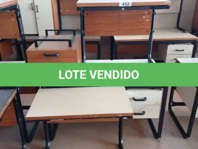 LOTE 452 - 03 MESAS COM ESTRUTURA EM FERRO FUNDIDO TAMPO EM MADEIRA SENDO 02 SEM GAVETAS E 01 GAVETEIRO COM 03 GAVETAS. (NO ESTADO, LEILÃO NÃO TEM GARANTIA E NEM DEVOLUÇÃO, SUJEITO A POSSÍVEIS AVARIAS VISÍVEIS/OCULTAS E/OU AUSÊNCIA DE COMPONENTES).