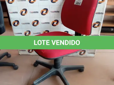 LOTE 464 - 01 CADEIRA DE ESCRITÓRIO COM BASE GIRATÓRIA NA COR VERMELHA. (NO ESTADO, LEILÃO NÃO TEM GARANTIA E NEM DEVOLUÇÃO, SUJEITO A POSSÍVEIS AVARIAS VISÍVEIS/OCULTAS E/OU AUSÊNCIA DE COMPONENTES).