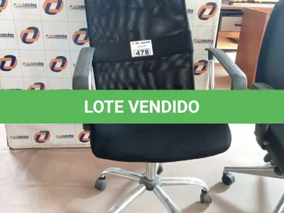 LOTE 478 - 01 CADEIRA DE ESCRITÓRIO COM BASE GIRATÓRIA CROMADA. (NO ESTADO, LEILÃO NÃO TEM GARANTIA E NEM DEVOLUÇÃO, SUJEITO A POSSÍVEIS AVARIAS VISÍVEIS/OCULTAS E/OU AUSÊNCIA DE COMPONENTES).