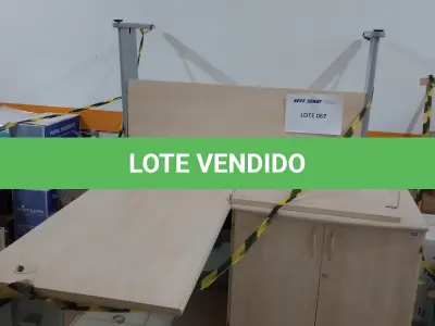 LOTE 777 - ARMÁRIO BAIXO DUAS PORTAS + 02 MESA CLARA RETANGULAR + MESA CINZA RETANGULAR. (UNIDADE: DEPARTAMENTO EXECUTIVO – DEX - LOCAL DE RETIRADA: SAUS - QUADRA 1, BLOCO J, ED. CLÉSIO ANDRADE - BRASÍLIA/DF - CEP: 70.070-944)